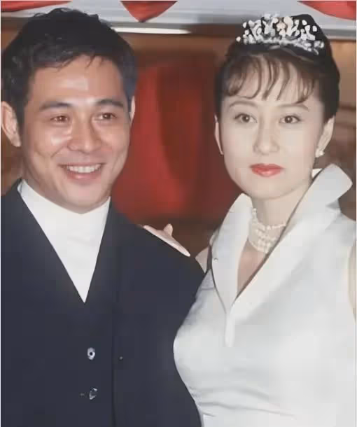 62歲利智衰老似老太,63歲前妻黃秋燕反而風采猶存!
