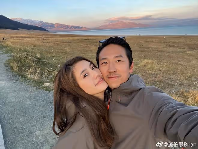 吳千語31歲生日,施伯雄曬多張合照秀恩愛,小兩口當眾親親甜齁了
