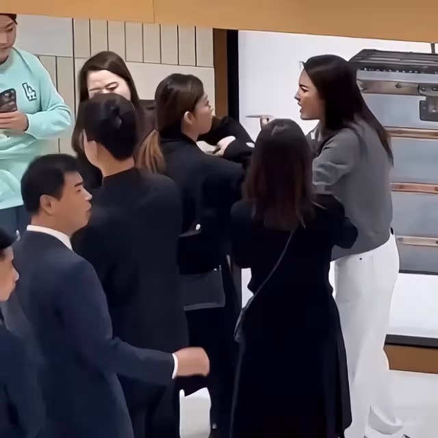 LV櫃姐勾引男客戶:發不雅照和房間號,原配發聲:表示還愛男主