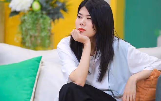 楊笠陽台抽菸引熱議,公眾人物私生活再成焦點,網友觀點兩極分化