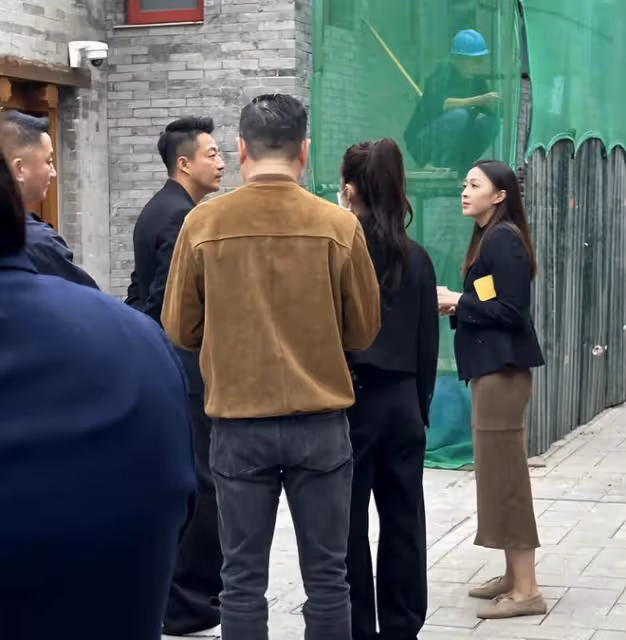 汪小菲北京偶遇引關注,自律生活成焦點,旁邊美女引猜測