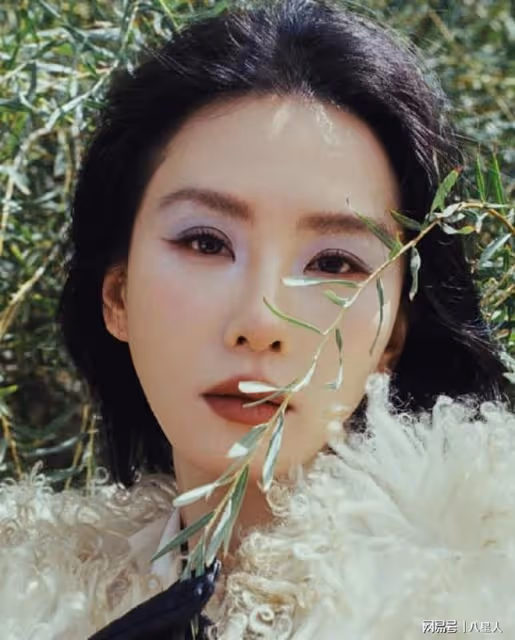 劉詩詩也老了!最新時尚大片翻車,腮紅過重眼部僵硬,被嘲像被家暴