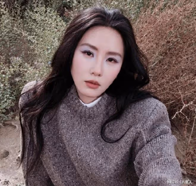 劉詩詩也老了!最新時尚大片翻車,腮紅過重眼部僵硬,被嘲像被家暴