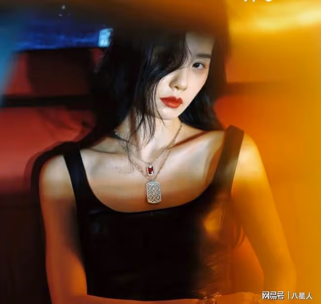 劉詩詩也老了!最新時尚大片翻車,腮紅過重眼部僵硬,被嘲像被家暴