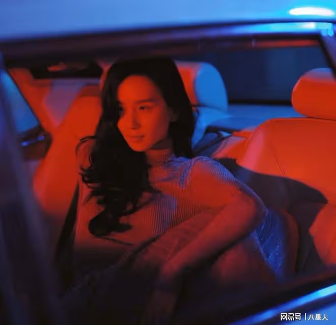 劉詩詩也老了!最新時尚大片翻車,腮紅過重眼部僵硬,被嘲像被家暴