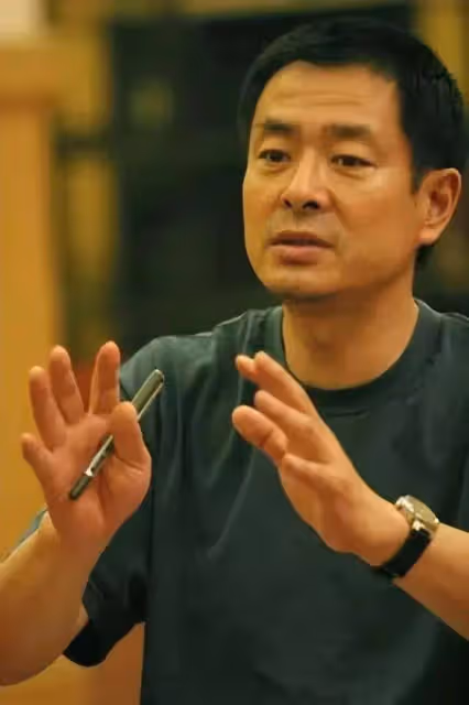 71歲老戲骨濮存昕近照曝光,頭髮凌亂顯蒼老,眼中無神不敢認
