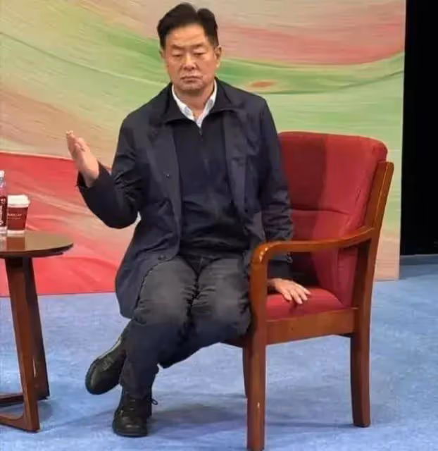 71歲老戲骨濮存昕近照曝光,頭髮凌亂顯蒼老,眼中無神不敢認