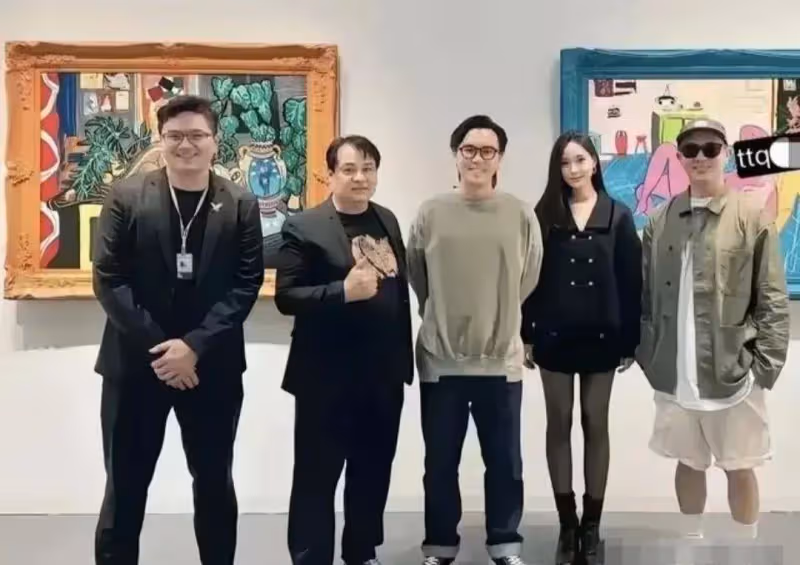 小s二女兒陪姨父具俊曄一起看展,大長腿超好看,具俊曄顯年輕