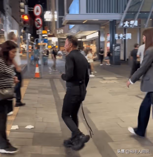 69歲任達華與妻子牽手現身街頭!穿1.7萬的潮鞋,路人卻不識兩人