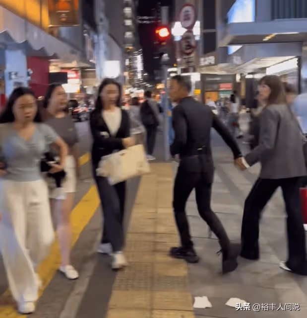 69歲任達華與妻子牽手現身街頭!穿1.7萬的潮鞋,路人卻不識兩人
