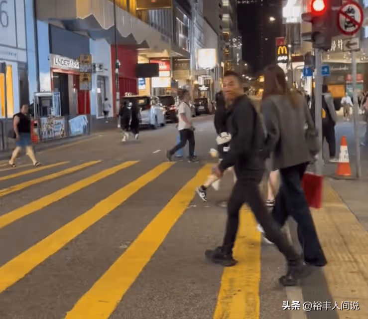 69歲任達華與妻子牽手現身街頭!穿1.7萬的潮鞋,路人卻不識兩人