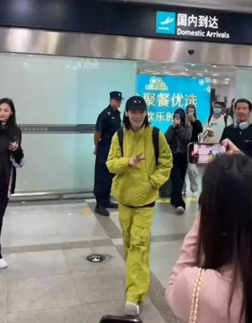 向佐現身西藏遊玩,穿民族服飾超有型,調侃自己像只猴子,接地氣