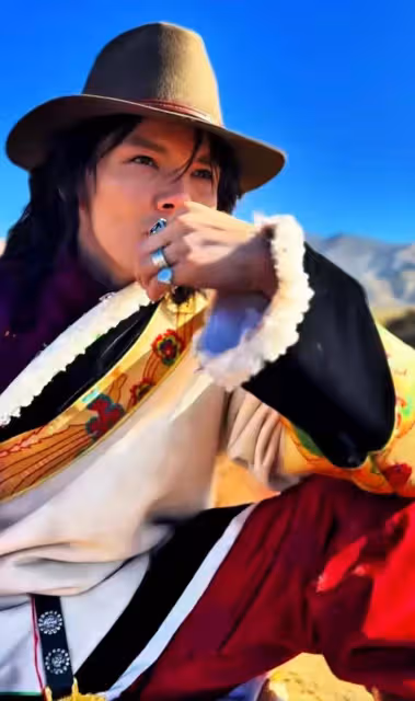 向佐現身西藏遊玩,穿民族服飾超有型,調侃自己像只猴子,接地氣