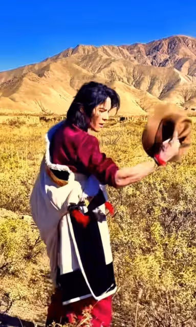 向佐現身西藏遊玩,穿民族服飾超有型,調侃自己像只猴子,接地氣