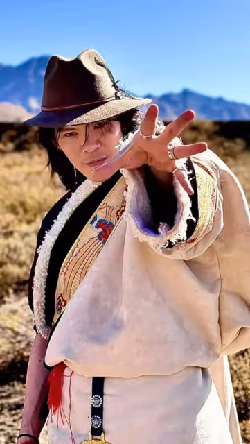 向佐現身西藏遊玩,穿民族服飾超有型,調侃自己像只猴子,接地氣