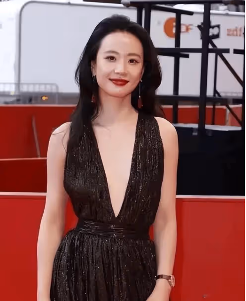 李夢出鏡不穿內衣,自信又率真網友:她做了女生想做卻不敢做的事