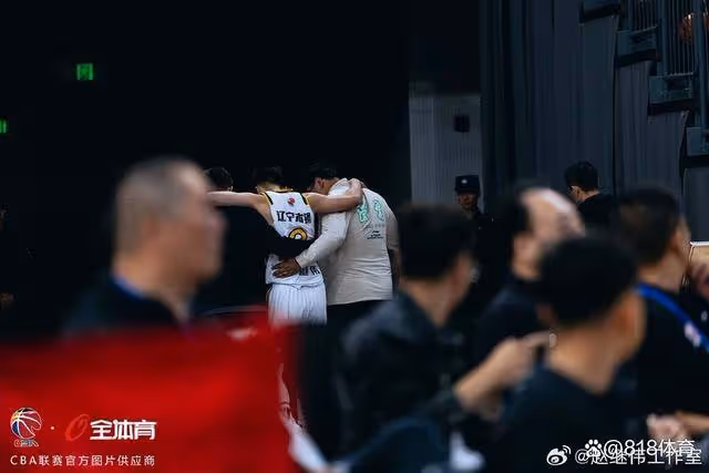 太虎了!高詩岩魚躍滑鏟撞倒趙繼偉,紀委被攙扶離場裁判卻不吹違體