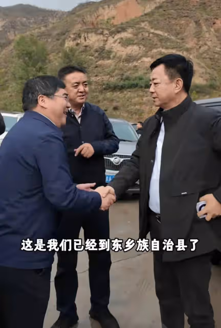 朱軍衣錦還鄉受家鄉領導熱情接待,領導態度謙恭,60歲朱軍氣場足