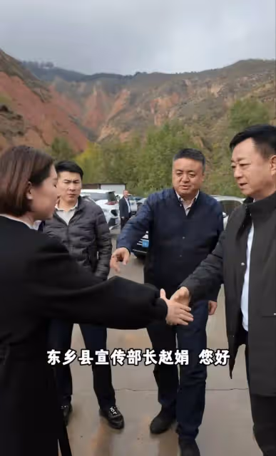 朱軍衣錦還鄉受家鄉領導熱情接待,領導態度謙恭,60歲朱軍氣場足