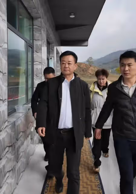 朱軍衣錦還鄉受家鄉領導熱情接待,領導態度謙恭,60歲朱軍氣場足