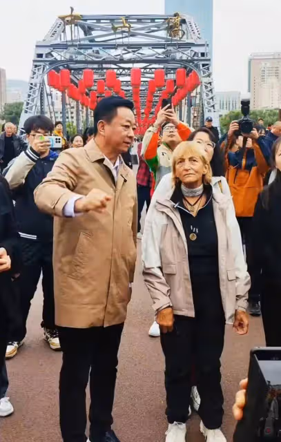 朱軍衣錦還鄉受家鄉領導熱情接待,領導態度謙恭,60歲朱軍氣場足