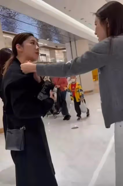 Lv事件原配開直播人氣爆火,顏值引髮網友稱讚,超過櫃姐太多