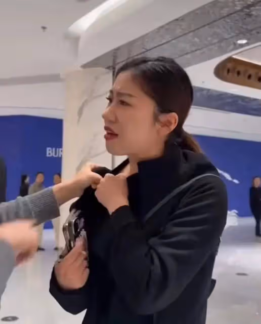 Lv事件原配開直播人氣爆火,顏值引髮網友稱讚,超過櫃姐太多