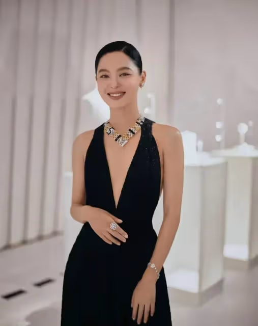 辛芷蕾不受分手傳聞影響,專注事業出演話劇,素顏現身人氣超好