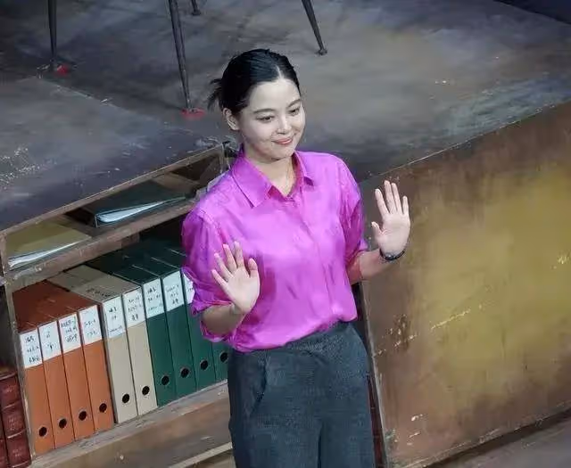 辛芷蕾不受分手傳聞影響,專注事業出演話劇,素顏現身人氣超好