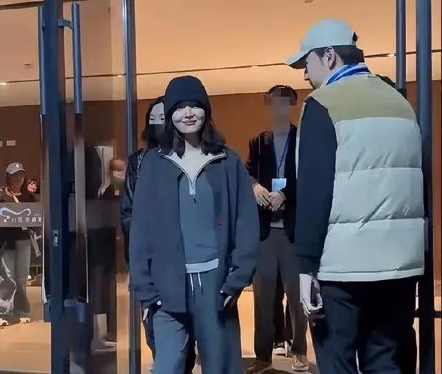 辛芷蕾不受分手傳聞影響,專注事業出演話劇,素顏現身人氣超好