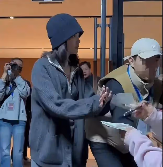 辛芷蕾不受分手傳聞影響,專注事業出演話劇,素顏現身人氣超好