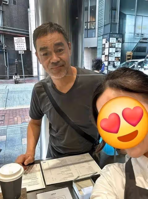 影帝劉青雲接地氣光顧小店,與店員合照被贊親民友善,堅持丁克婚姻幸福