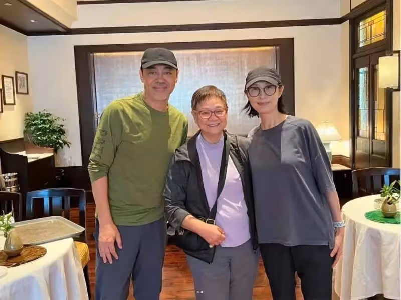 影帝劉青雲接地氣光顧小店,與店員合照被贊親民友善,堅持丁克婚姻幸福