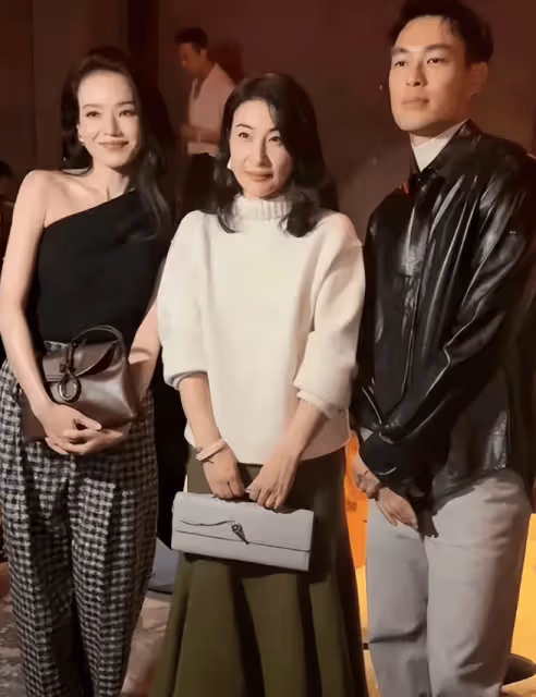 看到郭晶晶與舒淇同框,絲毫不落下風,才明白霍啟剛為何害怕老婆打扮。