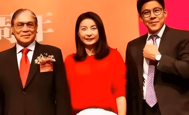 看到郭晶晶與舒淇同框,絲毫不落下風,才明白霍啟剛為何害怕老婆打扮。
