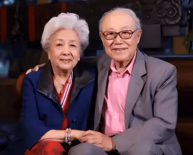 她倒追初戀丈夫,生一子恩愛一生,今疾病纏身「我勇敢一次,但他勇敢一輩子」