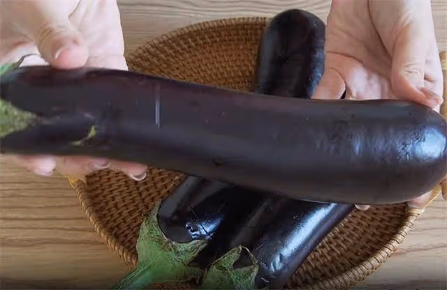 茄子不要炒著吃了,老方法教會你,外軟里糯,從小吃到大也不膩