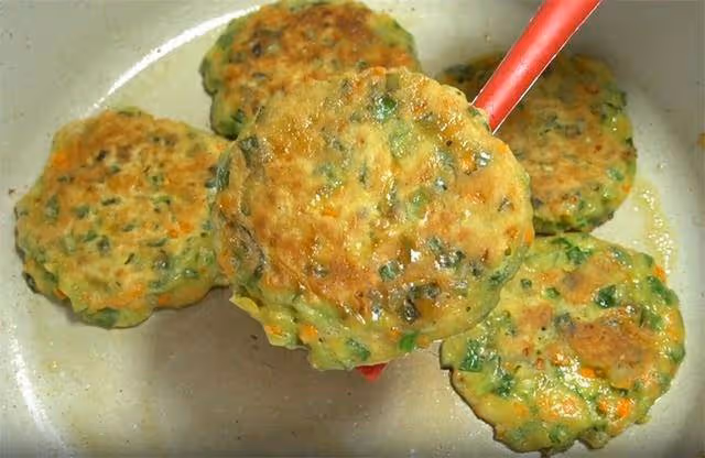 不擀麵，不揉面，10分鐘就能搞定的懶人韭菜粗糧餅，營養健康解饞