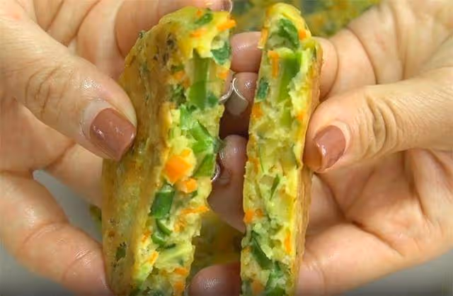 不擀麵，不揉面，10分鐘就能搞定的懶人韭菜粗糧餅，營養健康解饞