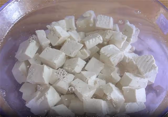 你做的麻婆豆腐為啥不好吃?大廚親自教我2招,香辣滑嫩不粘連