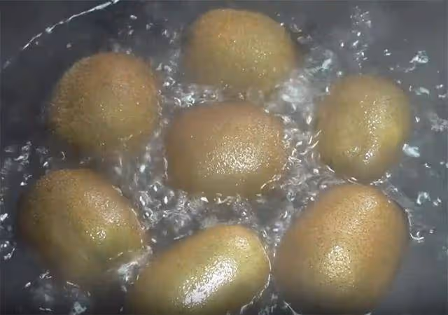獼猴桃放進鍋里煮一煮,原來那麼神奇,作用拿錢也難買,簡單實用