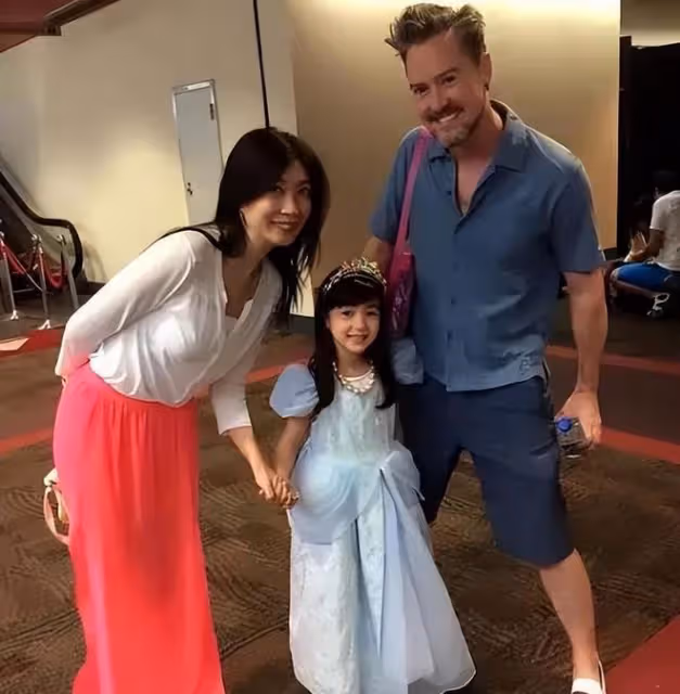 夏克立女兒14歲近照,長發披肩很漂亮 ,和媽媽黃嘉千一樣高