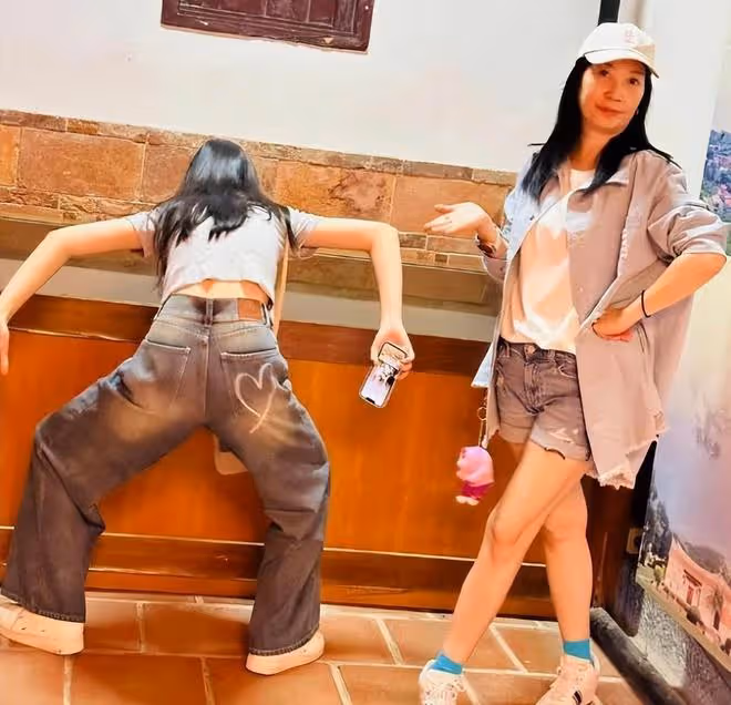 夏克立女兒14歲近照,長發披肩很漂亮 ,和媽媽黃嘉千一樣高