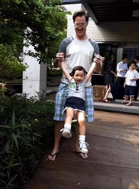 夏克立女兒14歲近照,長發披肩很漂亮 ,和媽媽黃嘉千一樣高