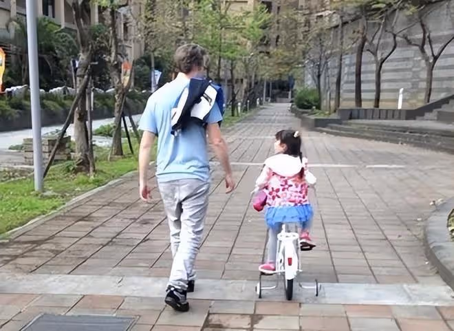 夏克立女兒14歲近照,長發披肩很漂亮 ,和媽媽黃嘉千一樣高