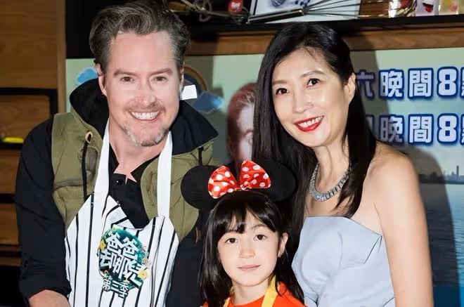 夏克立女兒14歲近照,長發披肩很漂亮 ,和媽媽黃嘉千一樣高