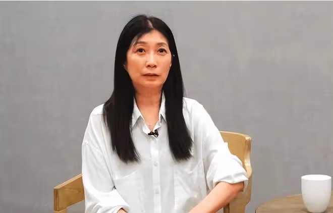 夏克立女兒14歲近照,長發披肩很漂亮 ,和媽媽黃嘉千一樣高