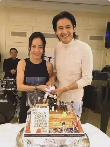 周潤發和前TVB花旦「曖昧」照片引熱議，網友：不怕發嫂誤會嗎？