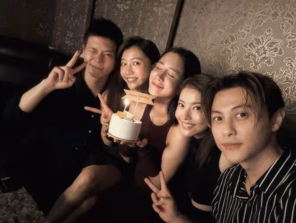 歐陽妮妮「挺渾圓孕肚」夫妻合體兩姐妹！巧遇大咖好友背景有亮點