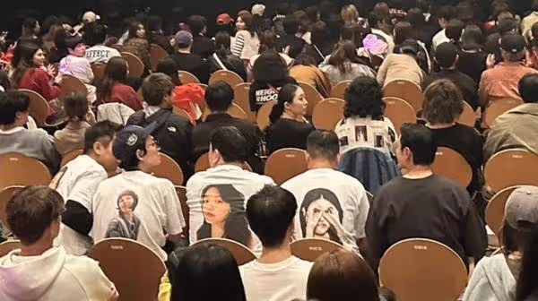 少時秀英穩交12年威力!男友鄭敬淏穿「印她頭像的T恤」 閃瞎全場